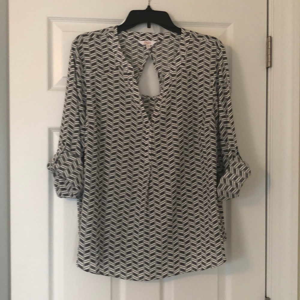 Black and white v neck top